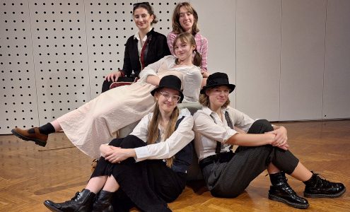 Nastopajoče dijakinje v francoski gledališki predstavi En attendant Godot
