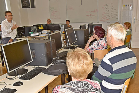 V svoji matični učilnici, ki je zdaj namenjena pouku računalništva.