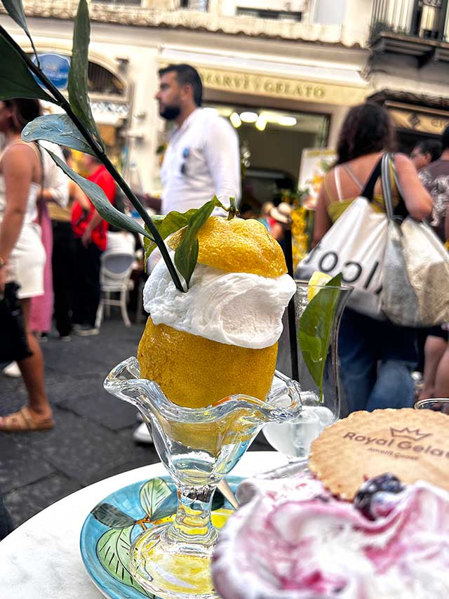 Fotografija prikazuje limonin sladoled, serviran v izdolbeni limoni.