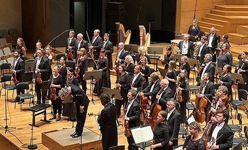 Glasbeni simfoničnega orkestra se poklanjajo občinstvu.