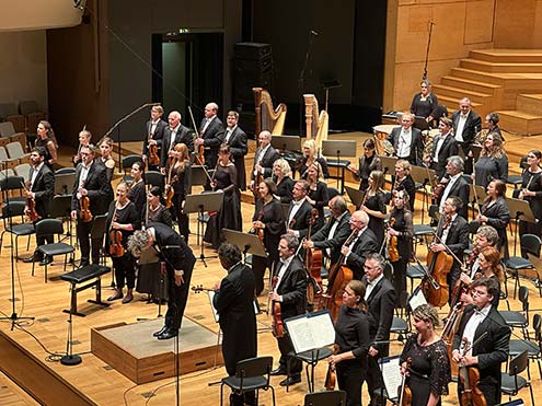 Glasbeni simfoničnega orkestra se poklanjajo občinstvu.